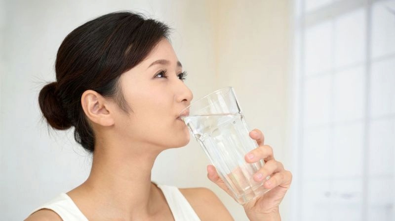 Uống nhiều nước có tác dụng tống dịch bẩn trong xoang ra ngoài dễ dàng hơn