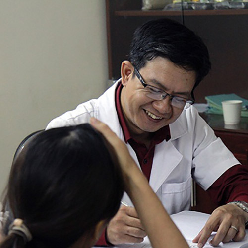 Lương y Đỗ Minh Tuấn đang thăm khám và tư vấn cho người bệnh