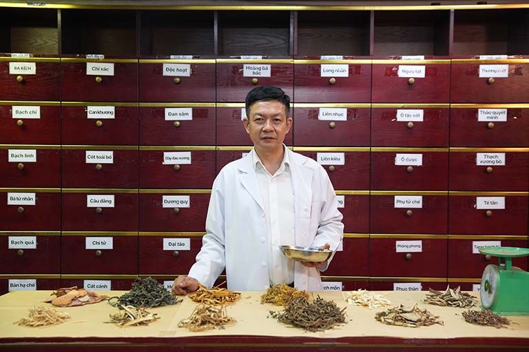 Lương y Tuấn bốc thuốc viêm xoang cho bệnh nhân Lương y Tuấn bốc thuốc viêm xoang cho bệnh nhân