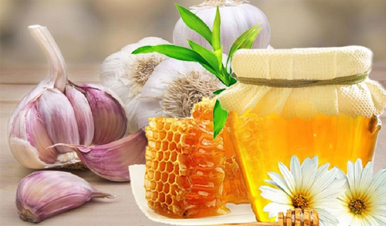 Dùng tỏi và mật ong là một cách chữa viêm xoang trán tại nhà dễ thực hiện