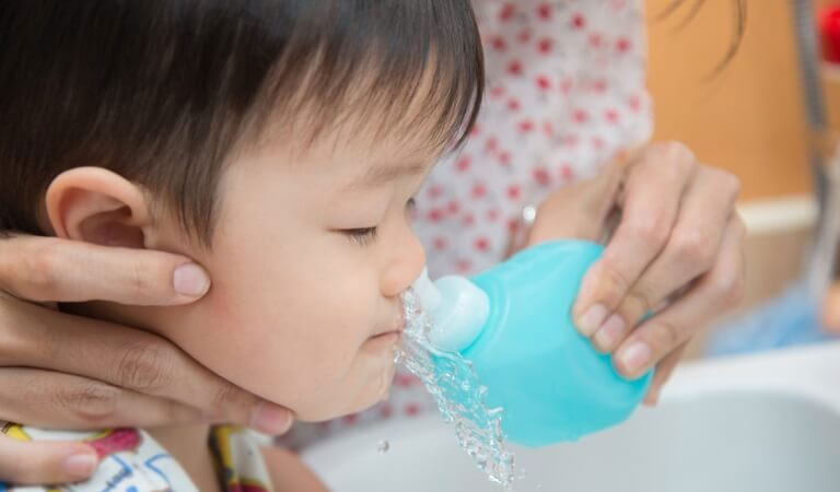 Cho trẻ vệ sinh mũi bằng các dung dịch được bác sĩ hướng dẫn