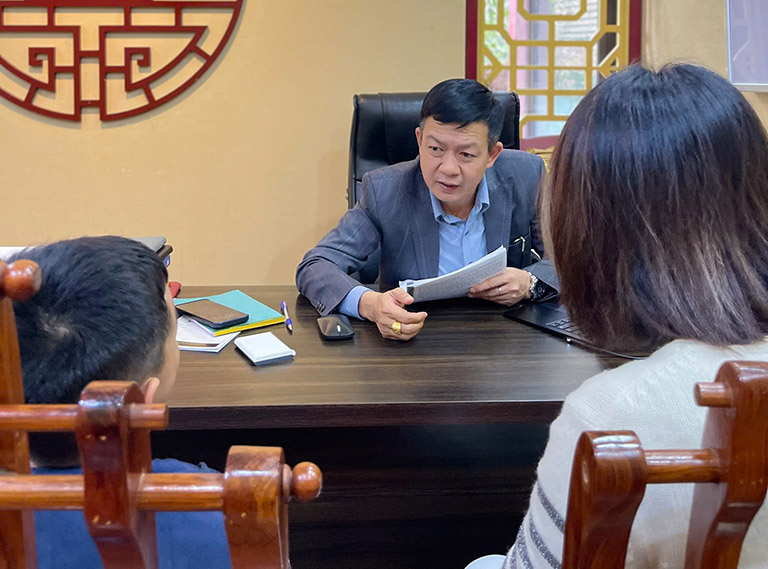 Lương y Tuấn đang khám cho một bé bị viêm xoang Lương y Tuấn đang khám cho một bé bị viêm xoang