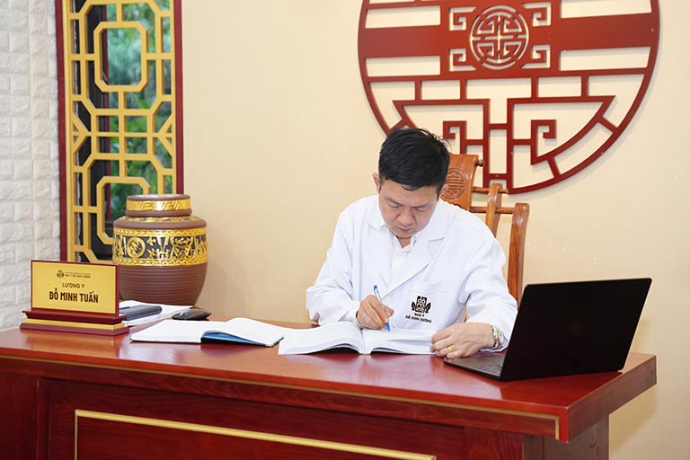 Lương y Đỗ Minh Tuấn đang công tác tại nhà thuốc Đỗ Minh Đường Lương y Đỗ Minh Tuấn đang công tác tại nhà thuốc Đỗ Minh Đường