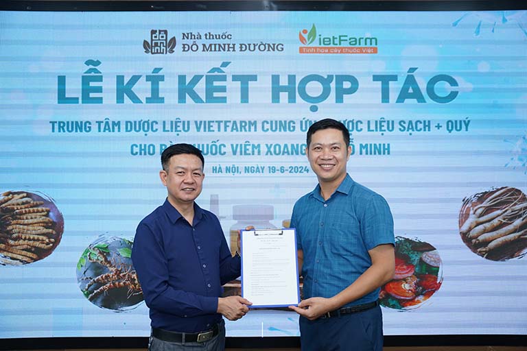 Đỗ Minh Đường ký hợp với Trung tâm dược liệu Vietfarm